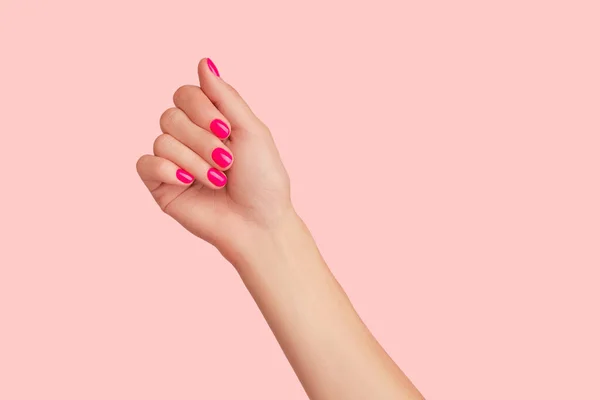 Mano Mujer Con Manicura Moda Sobre Fondo Rosa Pastel Concepto — Foto de Stock