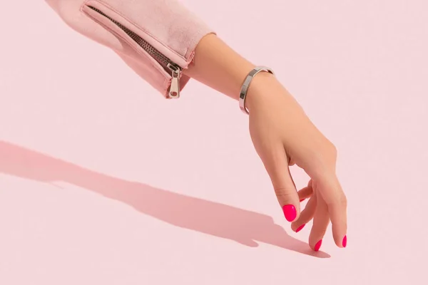Mão Das Mulheres Com Design Unhas Rosa Manicure Conceito Salão — Fotografia de Stock