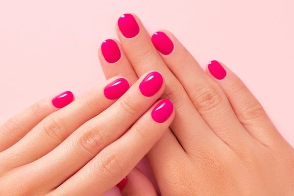 Cerca Hermosas Manos Las Mujeres Con Diseño Uñas Color Rosa — Foto de Stock