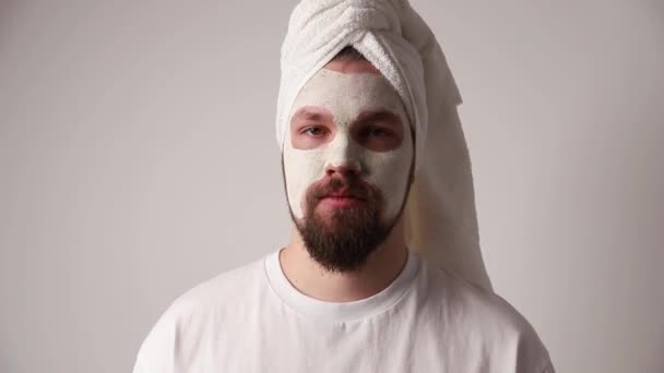 Uomo Camicia Bianca Applicare Maschera Facciale Stand Contro Sfondo Bianco — Video Stock
