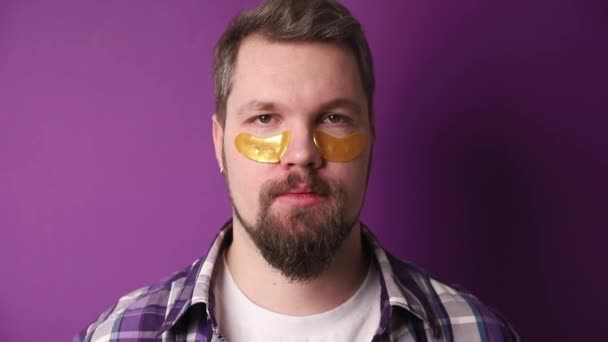 Man White Tshirt Eye Patches Stand Violet Background Beauty Treatment — Stok video