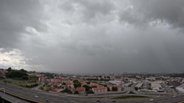 Porto, Portekiz - 8 Haziran 2023: Yağmurlu havalarda karayolu trafiği ile zamanlama. Ulaşım