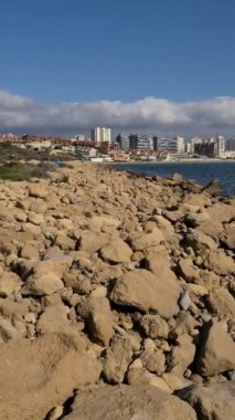 İspanya 'nın Alicante ilindeki Mirador del pez espada plajı ve gökdelenlerin panoramik manzarası. Dikey video, 4k