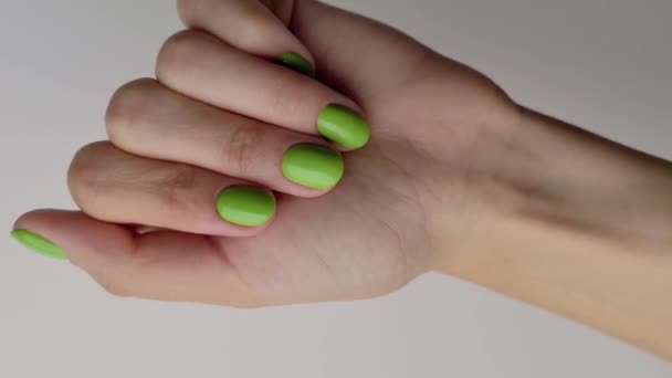 Mooie Vrouwen Hand Met Zomer Nagel Ontwerp Witte Achtergrond Manicure — Stockvideo