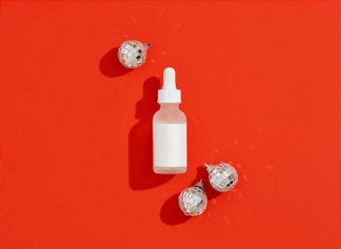 Kırmızı arka planda boş beyaz kozmetik damlatıcı. Noel Sevgililer Günü indirimi konsepti. Şablonu en düşük biçimle yapılandır