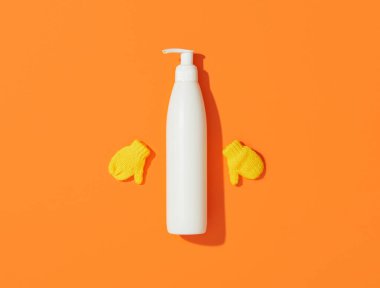 Turuncu arka planda boş beyaz kozmetik şişe. Sonbahar indirimi konsepti. Şablonu en düşük biçimle yapılandır