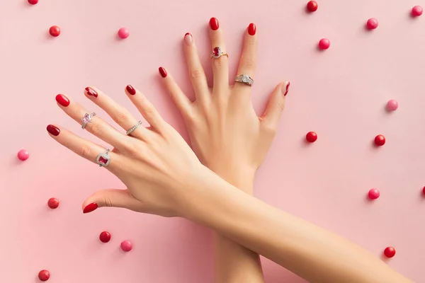 Γυναικείο Χέρι Φλούδες Ροζ Φόντο Επίπεδη Lay Top View Κοσμήματα — Φωτογραφία Αρχείου