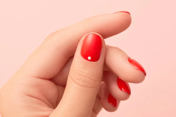 Close Vrouwen Hand Met Rode Minimalistische Nagel Ontwerp Roze Achtergrond — Stockfoto