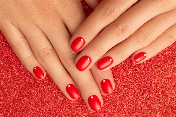 Kırmızı Minimalist Tırnak Tasarımı Ile Kadınların Ellerini Kapat Manikür Pedikür — Stok fotoğraf