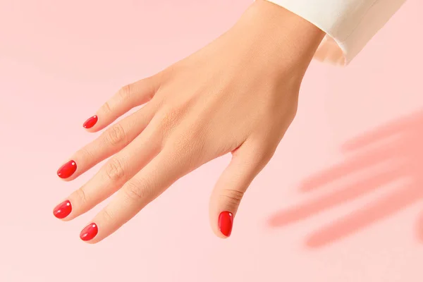 Kvinna Hand Med Röd Manikyr Rosa Bakgrund Minimalistisk Nageldesign Skönhetssalong — Stockfoto