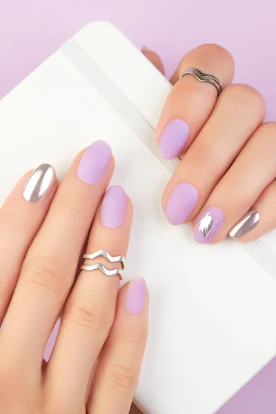 Close Frauenhände Mit Mattem Lavendel Und Silbernen Nägeln Schönheitsbehandlung Trends — Stockfoto