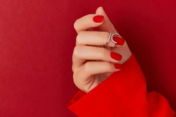 Γυναικείο Χέρι Μοντέρνο Μανικιούρ Κόκκινο Φόντο Κόκκινο Ματ Σχέδιο Νυχιών — Φωτογραφία Αρχείου
