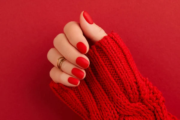 Γυναικείο Χέρι Μανικιούρ Πουλόβερ Κόκκινο Ματ Σχέδιο Νυχιών Ομορφιά Θεραπεία — Φωτογραφία Αρχείου
