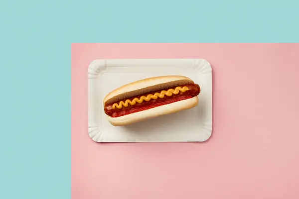 Klasyczny Hot Dog Wurstem Ketchupem Musztardą Papierowym Talerzu Menu Kawiarni — Zdjęcie stockowe