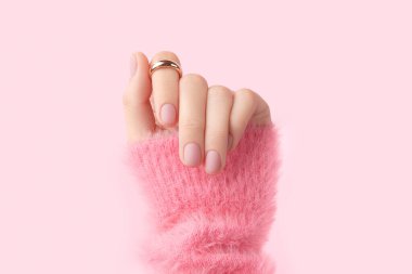 Pembe arka planda pembe tırnak tasarımlı güzel bir kadın eli. Manikür, pedikür güzellik salonu. - Evet. Yüksek kalite fotoğraf