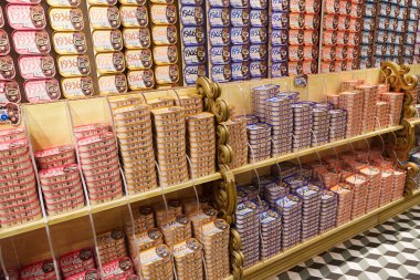 PORTO, PORTUGAL - 6 Kasım 2022: Casa Oriental - Porto 'daki yerel sardalya dükkanı. Portekiz hediyelik eşya dükkanı.