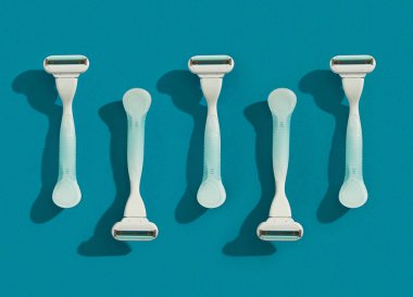 Minimalist zarafet: Keskin bir rahatlama ile dramatik gölgeli koyu mavi bir tuval karşısında. Temel ihtiyaçlarınız için zahmetsiz bir incelik..