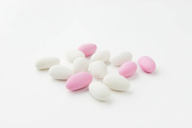 Geleneksel Paskalya Portekiz şekerleri. Beyaz arka planda bir sürü pembe ve beyaz şeker. Şekerleme dükkanı için pankart