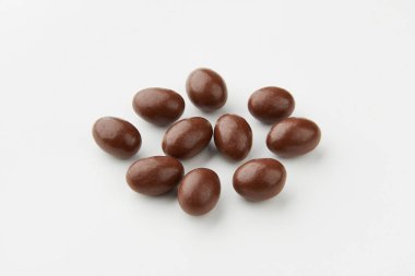 Geleneksel Paskalya Portekiz şekerleri. Beyaz arka planda bir sürü çikolata. Şekerleme dükkanı için pankart