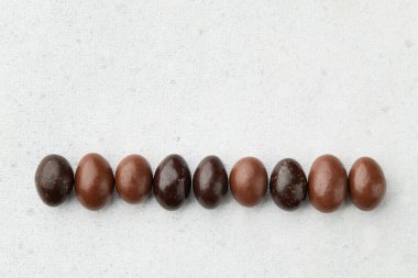 Geleneksel Paskalya Portekiz şekerleri. Beyaz arka planda bir sürü çikolata. Şekerleme dükkanı için pankart