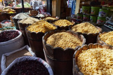Çiftçilerin pazarında, ekolojik tahıl ürünlerinde, makarnada, buğdayda, darda varilde satılan çeşitli organik Grolar. Yemek arkaplanı. Geleneksel Arap pazarı.