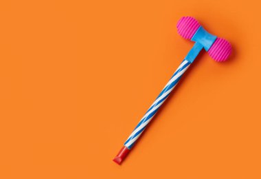 Haziran San Juan, Portekiz 'deki yaz festivali için turuncu arka planda oyuncak çekiç.