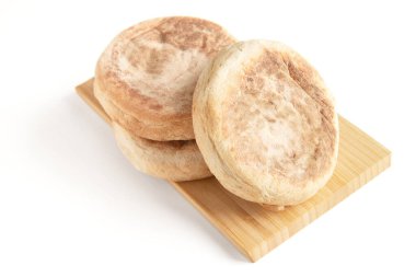 Bolo de caco. Geleneksel Portekiz ekmeği beyaza izole edilmiş. Restoran ya da fırın konsepti