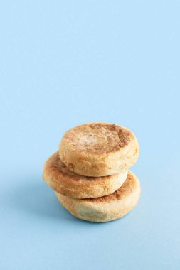 Bolo de caco. Geleneksel Portekiz ekmeği mavi arka planda. Restoran ya da fırın konsepti