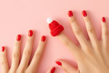 Kırmızı minimalist tırnak tasarımlı kadın elleri. Manikür, pedikür güzellik salonu konsepti. Yeni yıl Noel indirimi