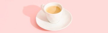 Pastel pembe arka planda uzun gölgeli espresso kahvesi. Kahve dükkanı.