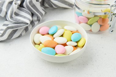 Geleneksel Paskalya Portekiz şekerleri. Gri arka plandaki kasede renkli şekerler. Şekerleme dükkanı için pankart