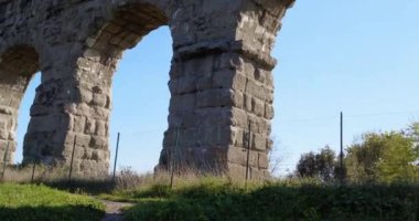 Antik Roma su kemerinin kalıntıları. Parco degli Acquedotti Parkı, Roma, İtalya