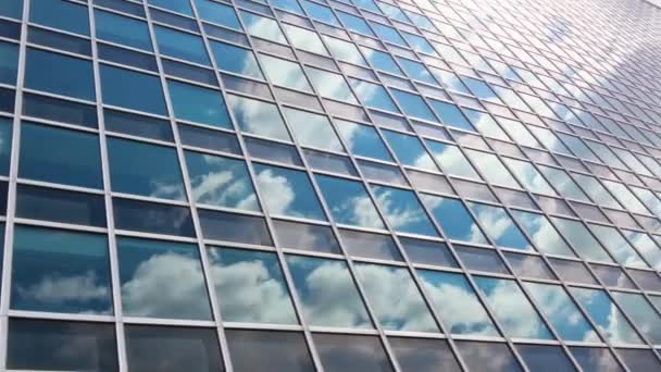 Reflectie Van Lucht Ramen Van Het Gebouw Bedrijfsgebouw Tegen Blauwe — Stockvideo
