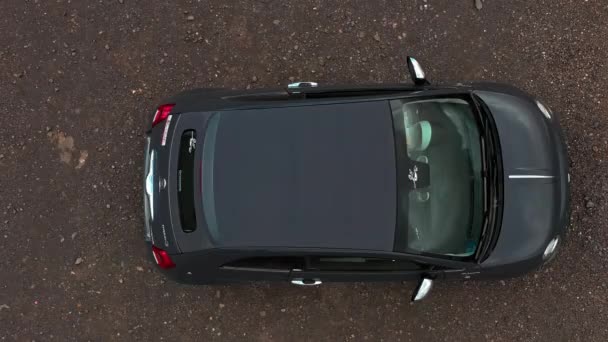 Vzdušný Pohled Shora Dolů Bělošku Otevírající Střechu Malého Kabrioletu — Stock video