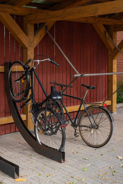 Estacionamento Moderno Bicicletas Com Telhado Transporte Ecológico Esportivo Cidade — Fotografia de Stock