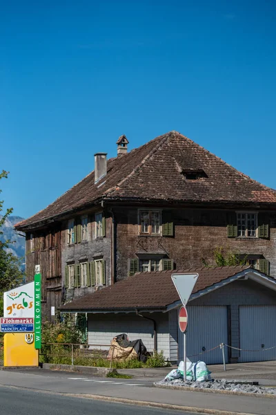 晴れた夏の日にバックス市内中心部の古い放棄された木造住宅 ひどい状態で古い木造の家 — ストック写真