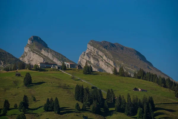 Estância Esqui Nas Montanhas Suíças Dia Ensolarado Verão Paisagem Montanhosa — Fotografia de Stock