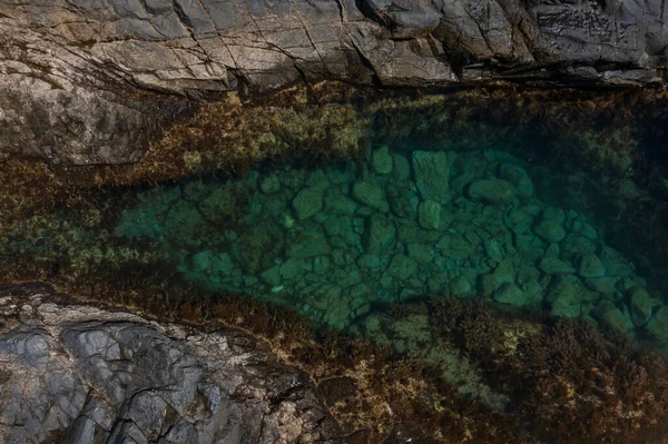 Turkuaz suyu olan güzel bir manzara. Fuerteventura Adası, bozulmamış doğal havuz manzaralı Aguas Verdes. Seçici odak, bulanık arkaplan.