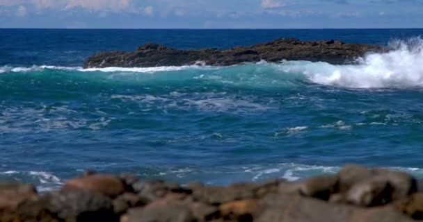 Silné Vlny Narážejí Pění Černé Sopečné Skály Pobřeží Ostrova Fuerteventura — Stock video