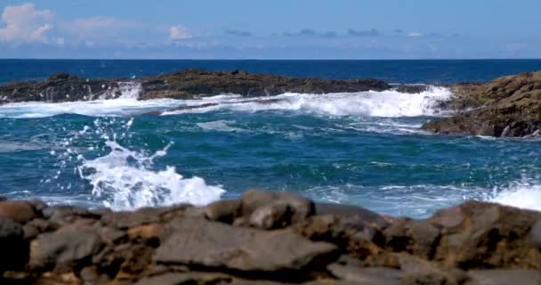 在弗尔特文图拉岛海岸 强烈的海浪冲撞着黑色的火山岩并在其上发泡 旅行和休假概念 — 图库视频影像