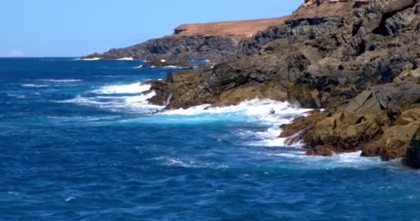 Potężne Fale Zderzają Się Czarnymi Skałami Wulkanicznymi Wybrzeżu Wyspy Fuerteventura — Wideo stockowe
