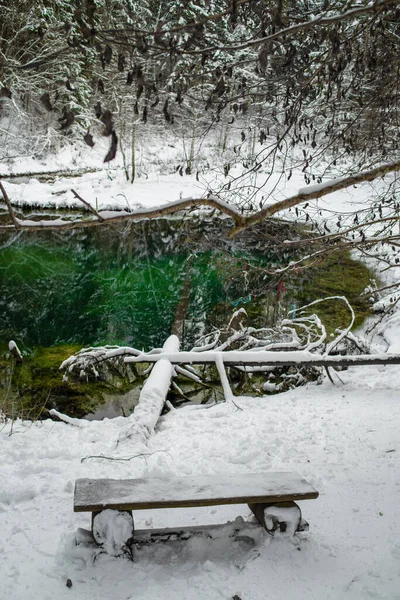 Пустая Деревянная Скамейка Покрытая Снегом Перед Голубыми Источниками Солы Пасмурный — стоковое фото