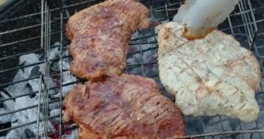 Izgarada pişmiş domuz etinin yakın çekim görüntüleri. Barbekü ızgarasında ızgara şiş kebap. Yaz mevsiminde açık hava barbekü partisi.