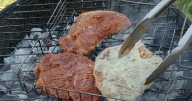 Izgarada pişmiş domuz etinin yakın çekim görüntüleri. Barbekü ızgarasında ızgara şiş kebap. Yaz mevsiminde açık hava barbekü partisi.