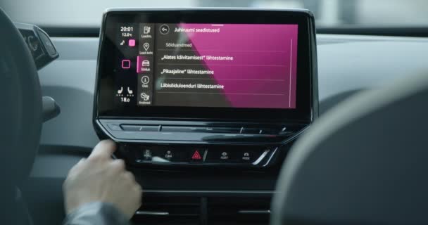Modern Otomobiller Için Akıllı Multimedya Dokunmatik Ekran Sistemi Kullanan Bir — Stok video