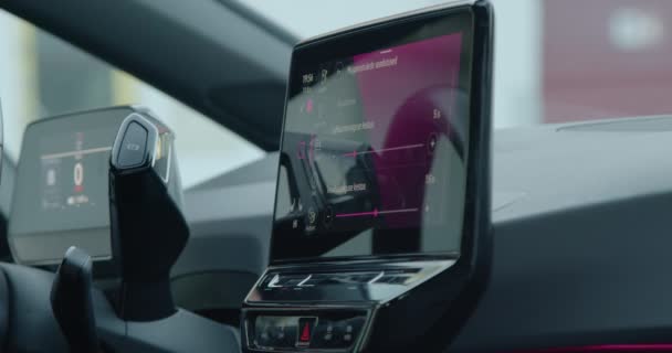 Ženský Prst Používající Inteligentní Multimediální Dotykový Systém Pro Moderní Automobily — Stock video