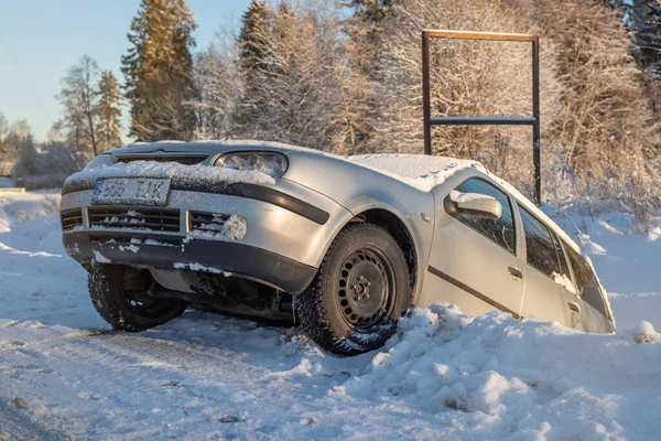Silver Volkswagen Golf Variant Diket Vinterdag Olycka Snöiga Hala Vägar — Stockfoto
