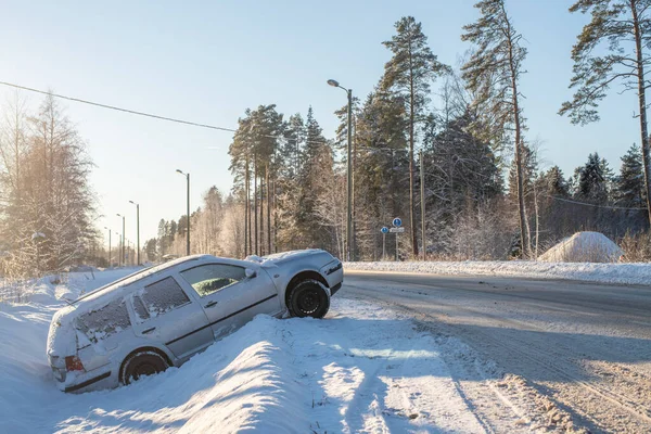 Silver Volkswagen Golf Variant Diket Vinterdag Olycka Snöiga Hala Vägar — Stockfoto