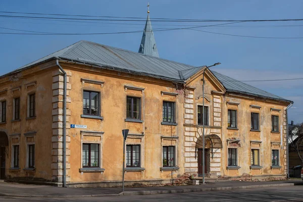Gamla Sovjetiska Historiska Lägenhetsbyggnad Juhkentali Gatan Narva Stad Solig Vårdag — Stockfoto