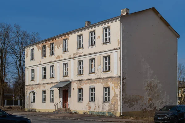 Narva Şehrindeki Kiriku Caddesindeki Terk Edilmiş Bina Güneşli Bir Bahar — Stok fotoğraf